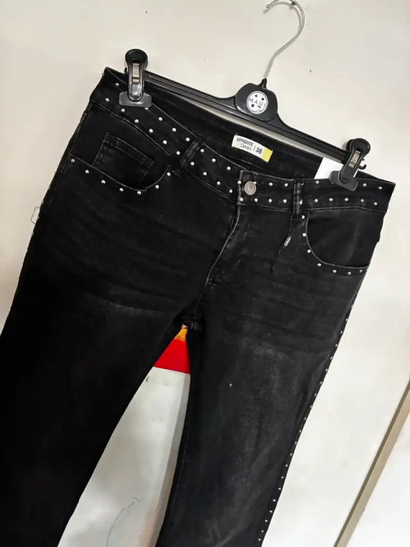 Jeans negros con tachas para mujer - 4