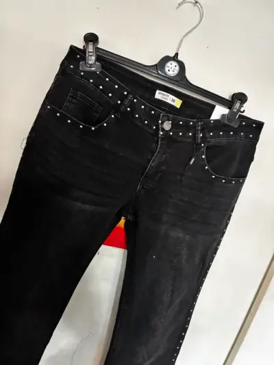 Jeans negros con tachas para mujer - miniatura 4
