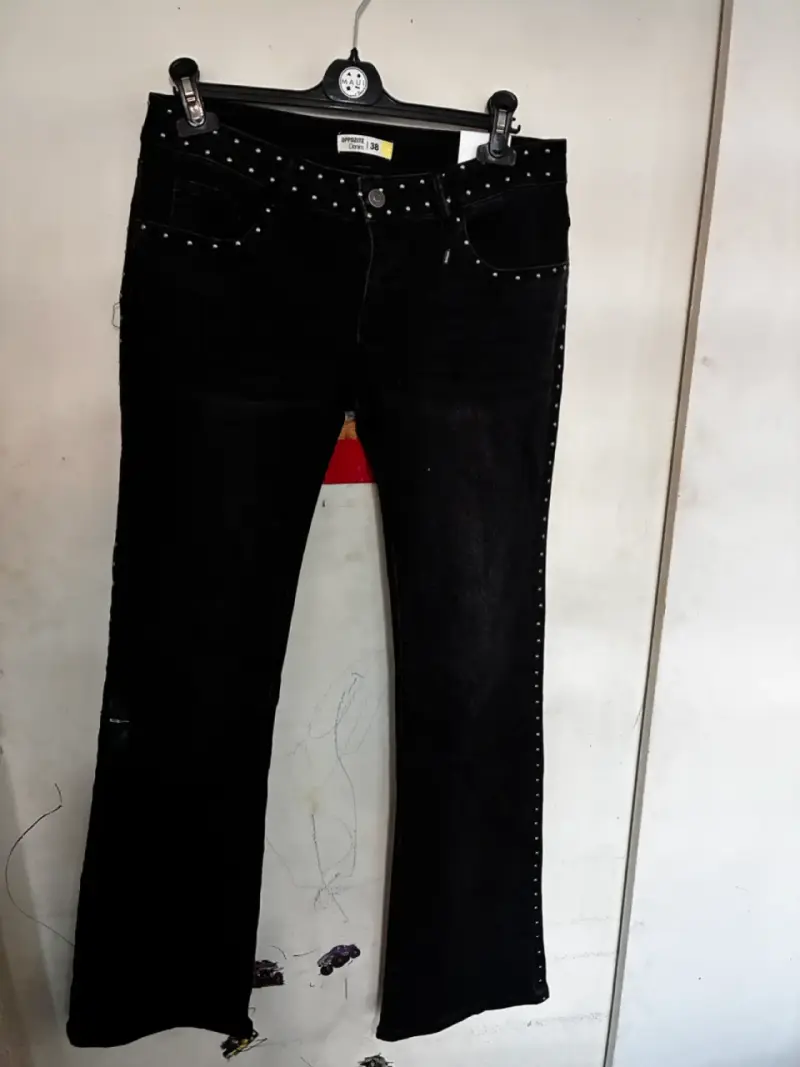 Jeans negros con tachas para mujer - 6