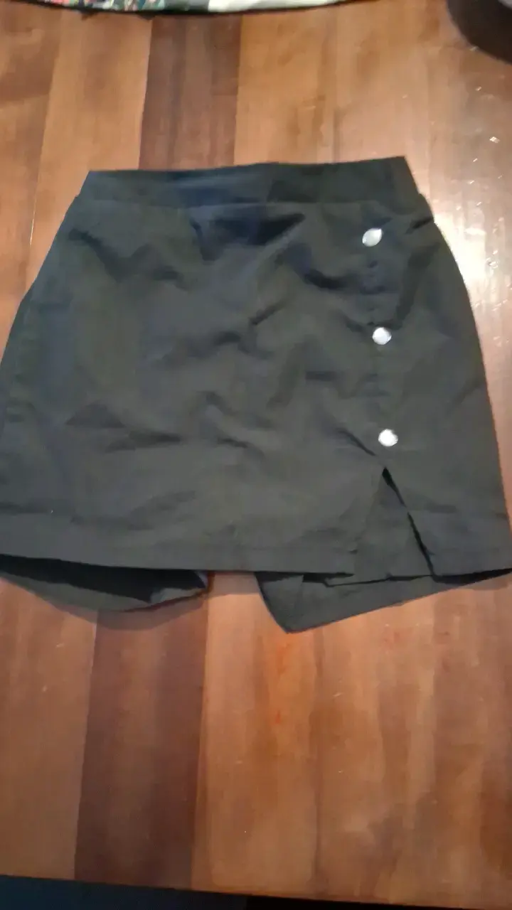 Falda short corta negra con botones laterales