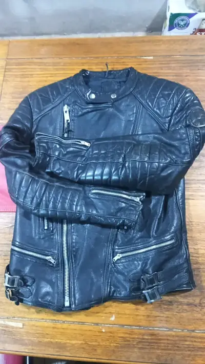 Chaqueta de cuero negra estilo motociclista - miniatura 1
