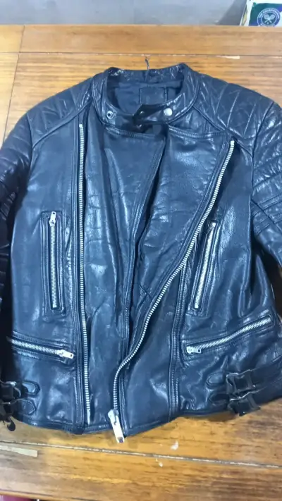 Chaqueta de cuero negra estilo motociclista - miniatura 3