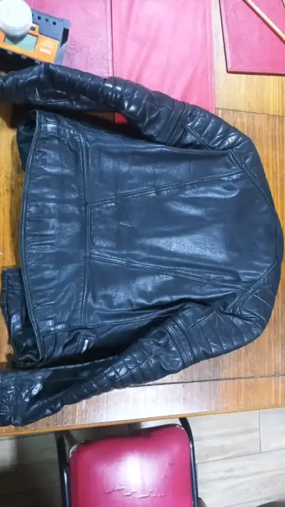 Chaqueta de cuero negra estilo motociclista - miniatura 4