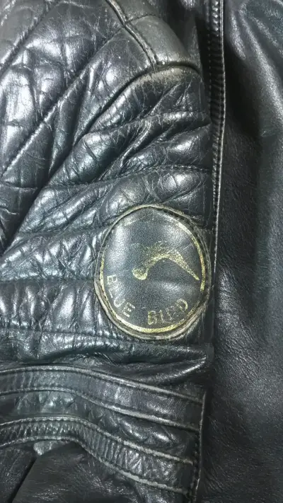 Chaqueta de cuero negra estilo motociclista - miniatura 5