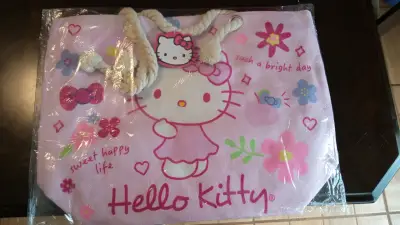 Bolso de playa Hello Kitty rosa con diseño floral - miniatura 1