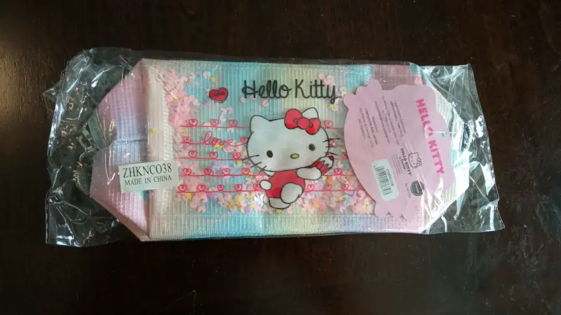 Estuche Hello Kitty multicolor con diseño de corazones - 1