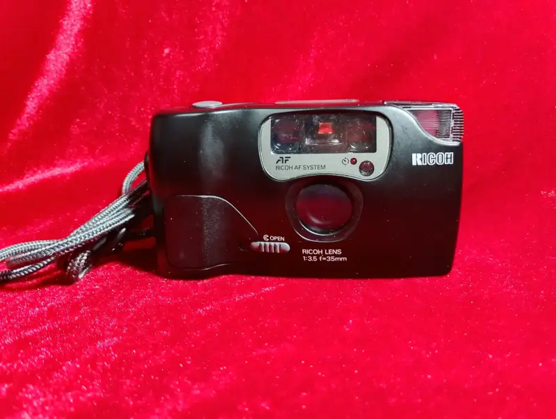 Cámara compacta Ricoh AF con estuche
