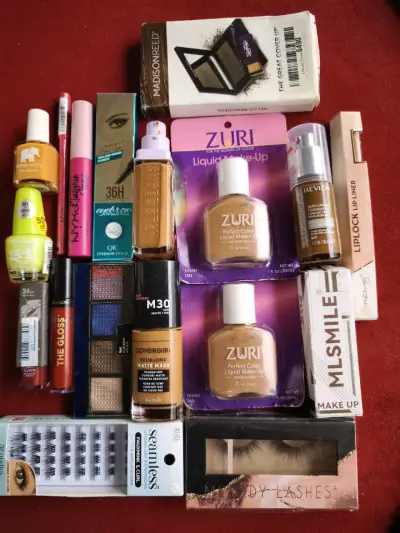 Lote de maquillaje variado - miniatura 1