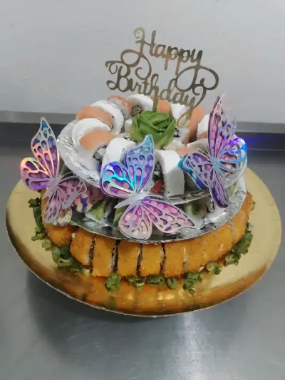 Ramo de sushi decorativo para cumpleaños - miniatura 1