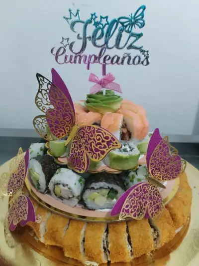 Ramo de sushi decorativo para cumpleaños - miniatura 3