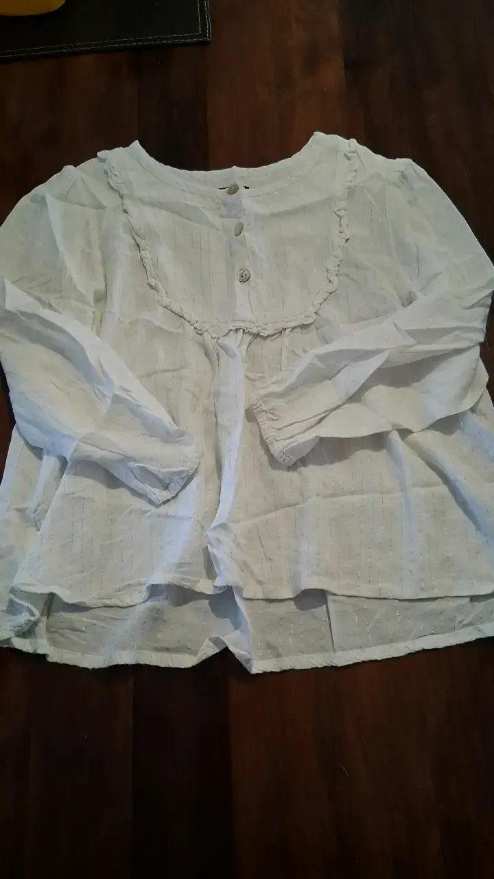 Blusa blanca Hush Puppies con detalles fruncidos
