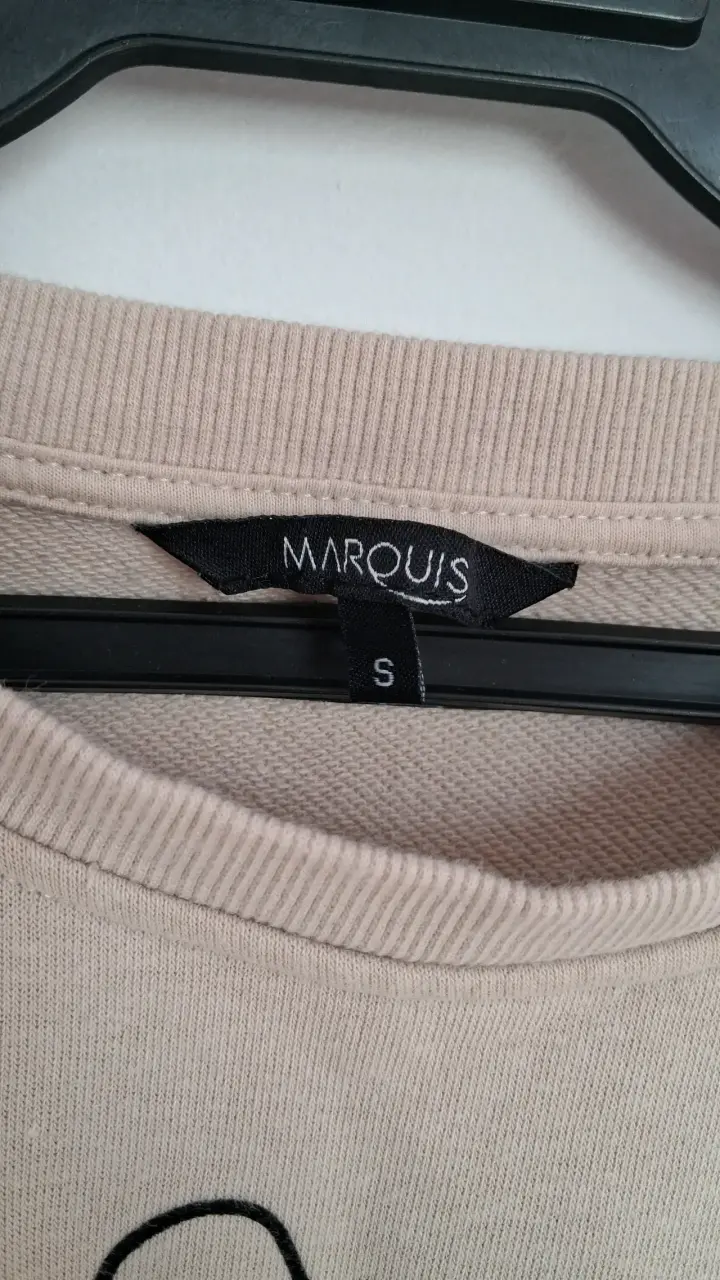 Polerón beige con diseño de rostro Marquis - 2