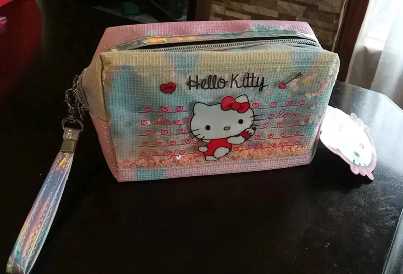 Estuche Hello Kitty multicolor con diseño de corazones - 2