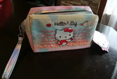 Estuche Hello Kitty multicolor con diseño de corazones - miniatura 2