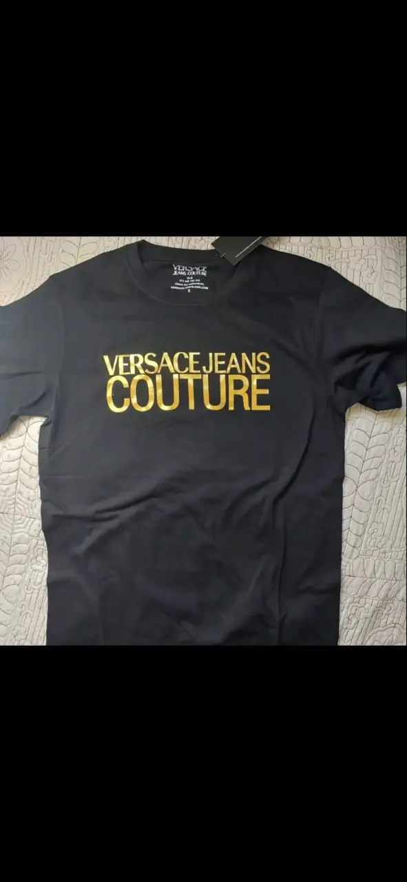 Polera negra Versace Jeans Couture con logo dorado