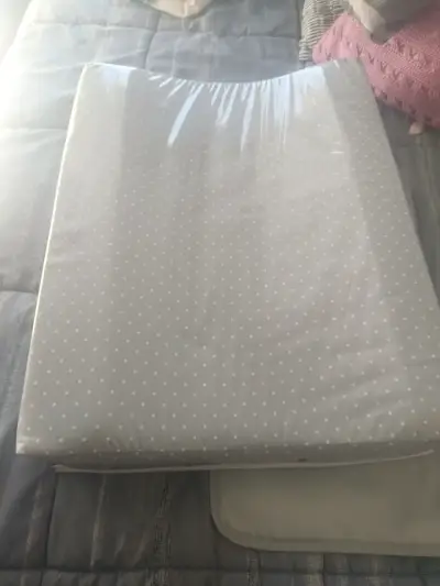 Cambiador de bebé impermeable con diseño de lunares - miniatura 2