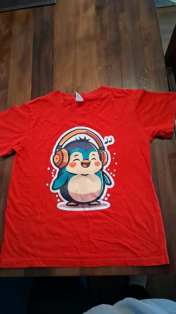 Polera roja con estampado de pingüino