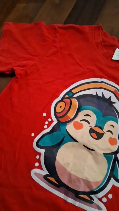 Polera roja con estampado de pingüino - miniatura 3