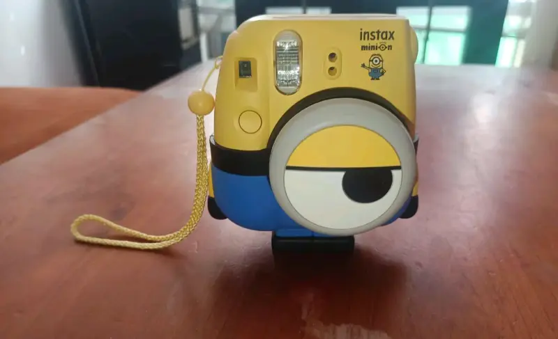 Cámara instantánea Fujifilm Instax Minion - 1