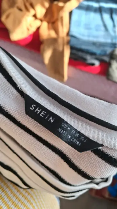 Polera rayada Shein con diseño de piña - miniatura 2