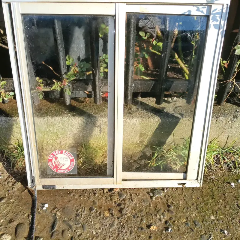 Ventana de aluminio corrediza usada