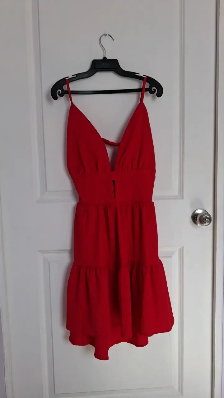 Vestido rojo sin mangas con escote en V - 1