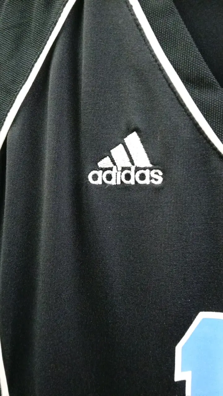 Camiseta deportiva Adidas negra con número 10 - 2