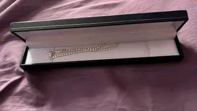 Cadena de plata en elegante estuche - miniatura 1