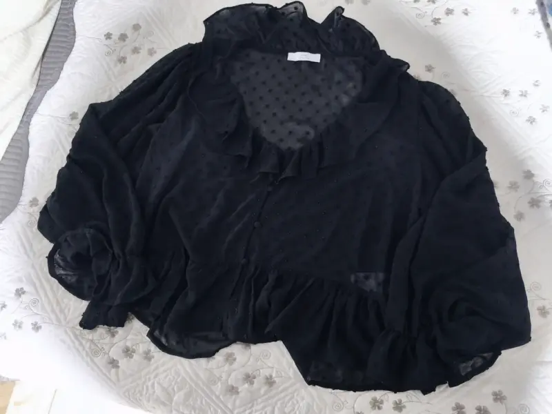 Blusa negra de gasa