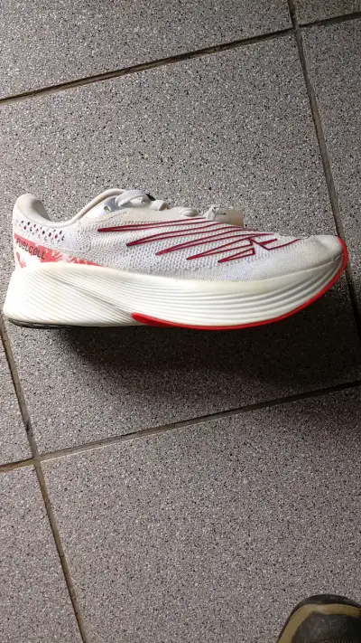 Zapatillas running New Balance FuelCell blancas - miniatura 1