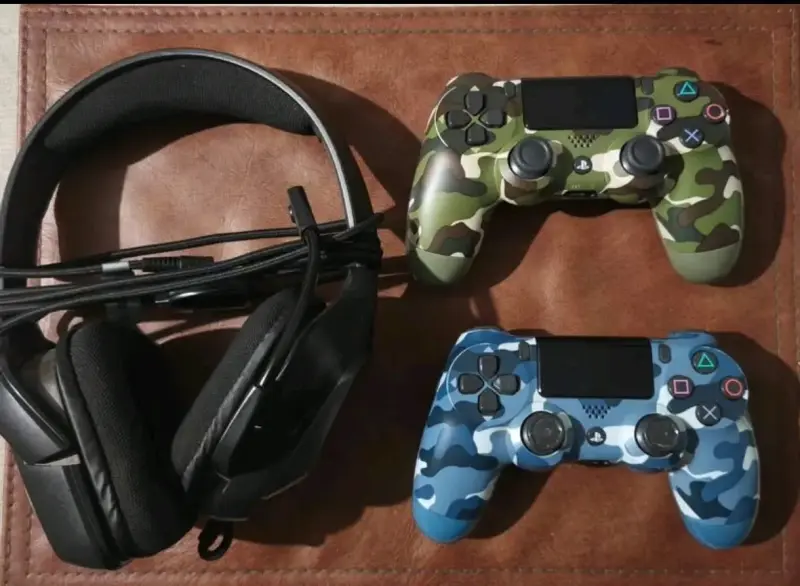 Consola PS4 con dos controles y audífono - 1