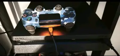 Consola PS4 con dos controles y audífono - miniatura 2