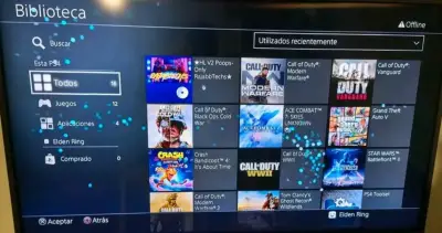Consola PS4 con dos controles y audífono - miniatura 3