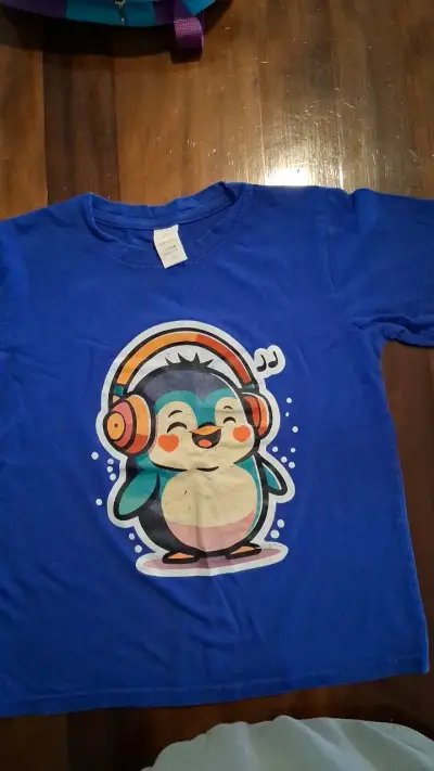 Polera azul infantil con pingüino y audífonos - miniatura 1