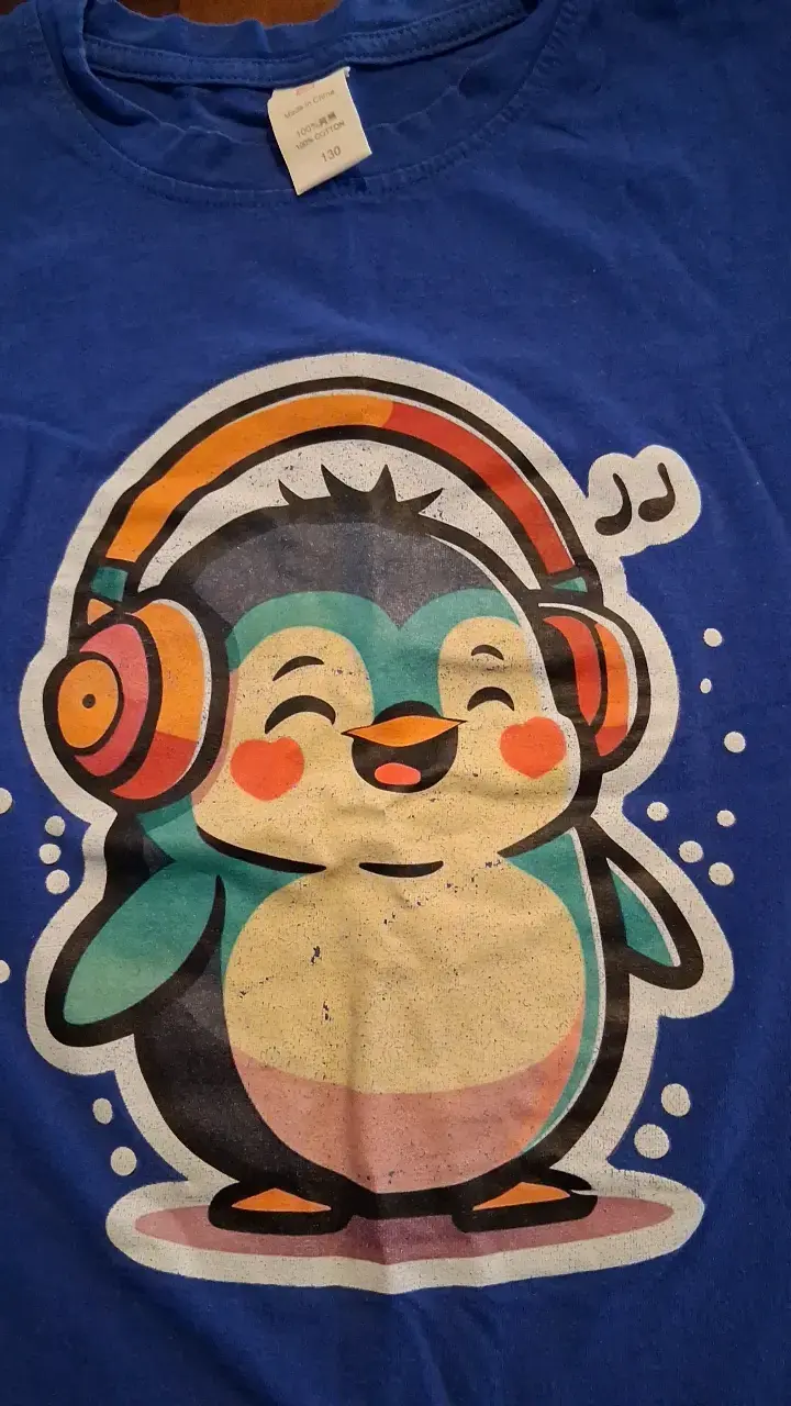 Polera azul infantil con pingüino y audífonos - 2
