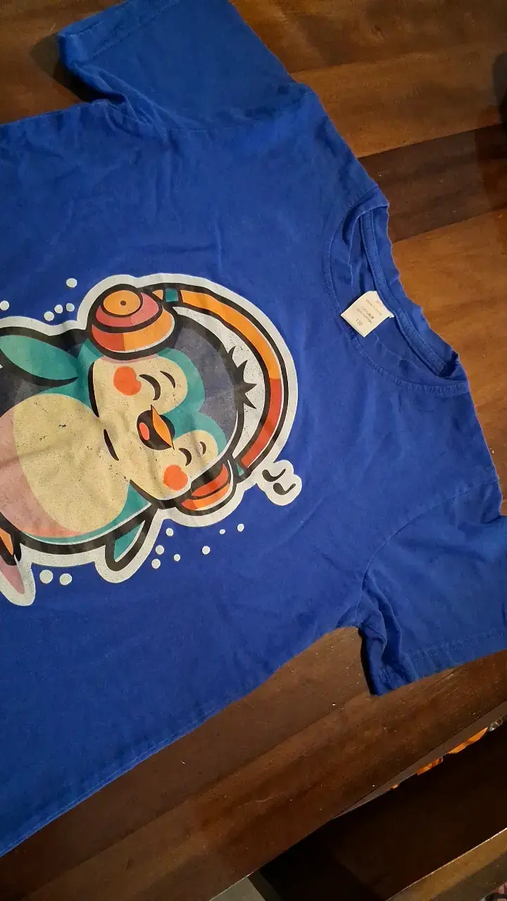 Polera azul infantil con pingüino y audífonos - 3