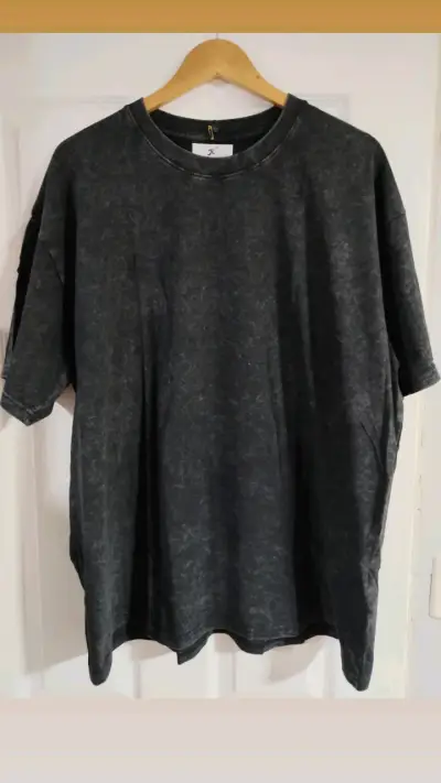 Polera oversize unisex en colores oscuros - miniatura 1