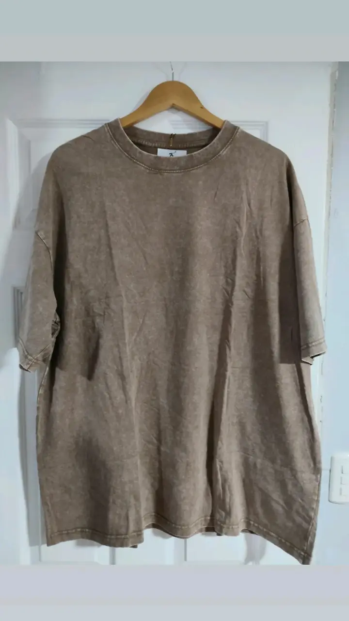 Polera oversize unisex en colores oscuros - 2
