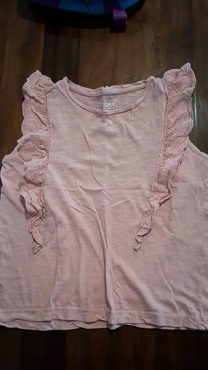 Polera sin mangas rosa con encaje Tribu
