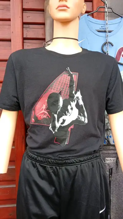 Polera negra con diseño de baloncesto - miniatura 1