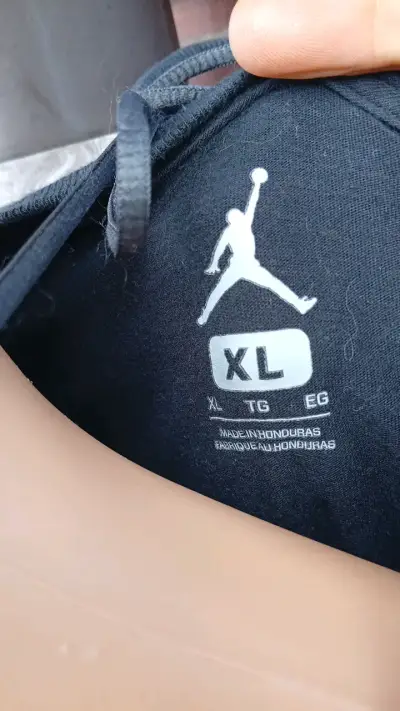 Polera negra con diseño de baloncesto - miniatura 2