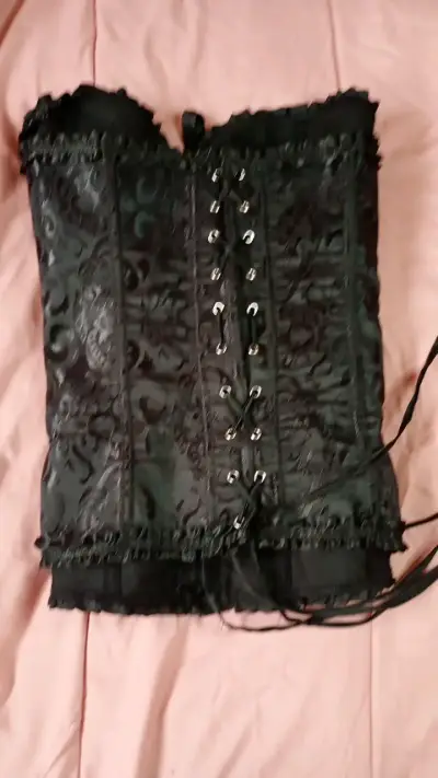 Vestido corsé negro con encaje y falda de tutu - miniatura 2