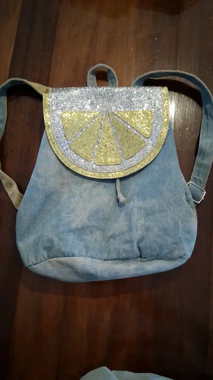 Mochila de mezclilla con diseño brillante