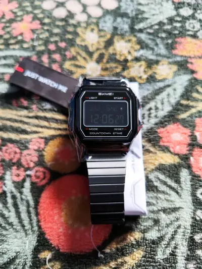 Reloj retro Skmei de metal con correa metálica - miniatura 1