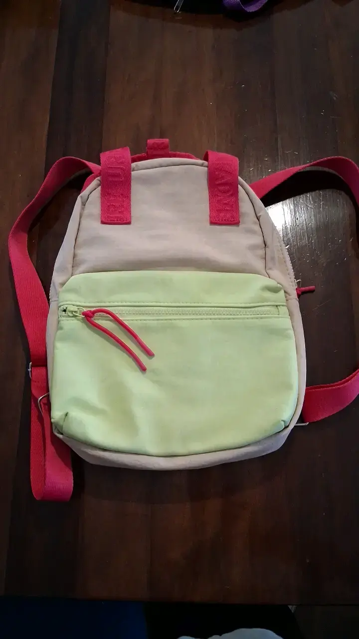 Mochila pequeña beige y verde con correas rojas