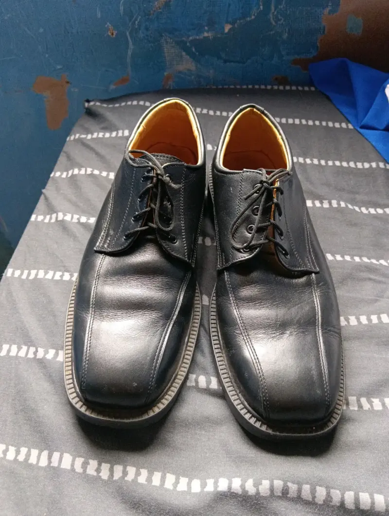 Zapatos de vestir negros para hombre en buen estado