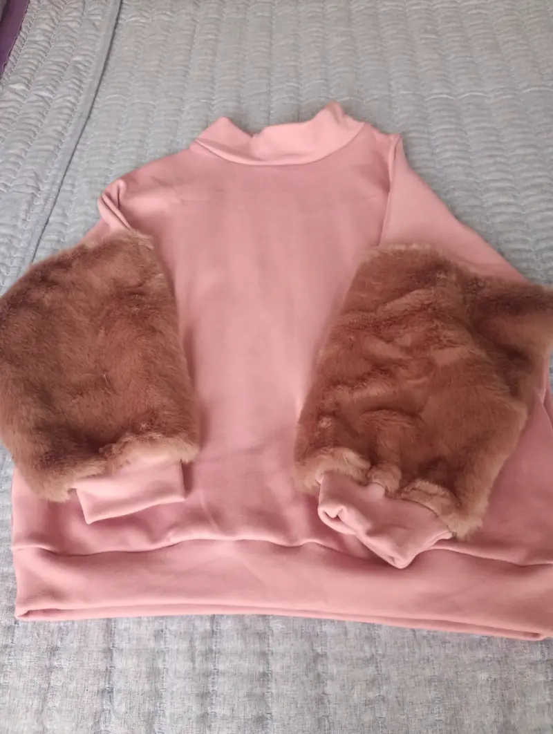 Polerón rosado con mangas de peluche marca Creta. - 1