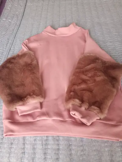 Polerón rosado con mangas de peluche marca Creta. - miniatura 1