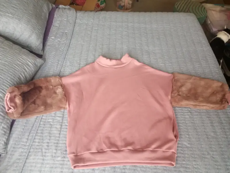 Polerón rosado con mangas de peluche marca Creta. - 2