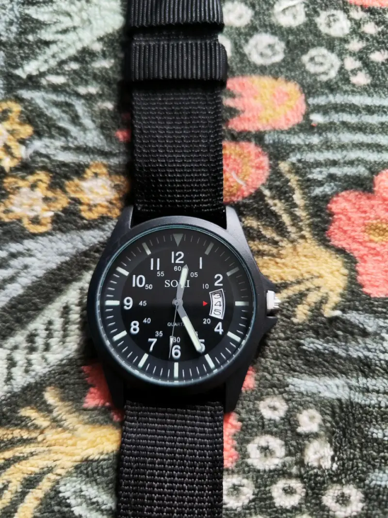 Reloj análogo negro con correa de tela - 1